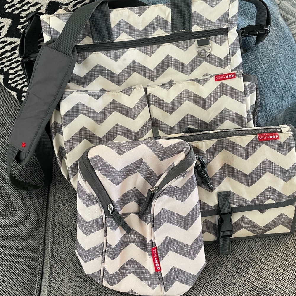 Skip*HOP Diaper bag with matching bottle cooler and changing pad (Chevron print)